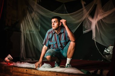 Tiyatro sanatçısı tiyatrocu tiyatrocu seyirciler için halk sahnesinde oyun oynuyor. Tiyatro sahnesi gösterisi