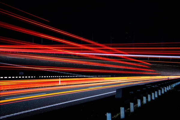 Gece lambaları. Geceleri hareket halindeki arabaların ışıkları. Uzun pozlama kırmızı, mavi, yeşil