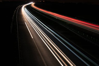 Gece lambaları. Geceleri hareket halindeki arabaların ışıkları. Uzun pozlama kırmızı, mavi, yeşil