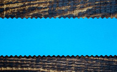 Mesaj için yer, duyuru panosundaki boş not. yapraklı sonbahar arkaplanı