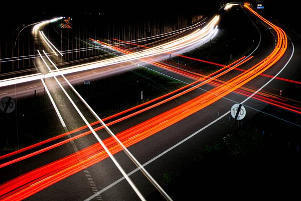 Gece lambaları. Geceleri hareket halindeki arabaların ışıkları. Uzun pozlama kırmızı, mavi, yeşil