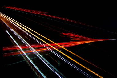 Gece lambaları. Geceleri hareket halindeki arabaların ışıkları. Uzun pozlama kırmızı, mavi, yeşil