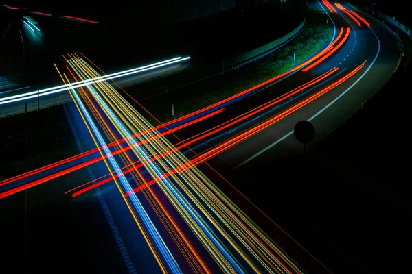 Gece lambaları. Geceleri hareket halindeki arabaların ışıkları. Uzun pozlama kırmızı, mavi, yeşil, turuncu.