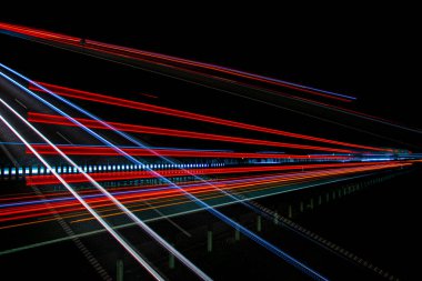 Gece lambaları. Geceleri hareket halindeki arabaların ışıkları. Uzun pozlama kırmızı, mavi, yeşil, turuncu.