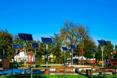 Parkta güneş ışığı, fotovoltaik lambalar