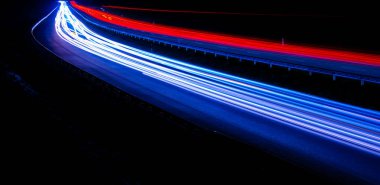 Gece lambaları. Geceleri hareket halindeki arabaların ışıkları. Uzun pozlama kırmızı, mavi, yeşil, turuncu.