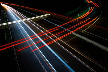 Gece lambaları. Geceleri hareket halindeki arabaların ışıkları. Uzun pozlama kırmızı, mavi, yeşil