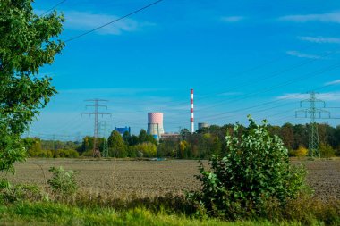 Elektrik santrali ve elektrik şebekesi, bacalar ve yüksek voltaj pilonları