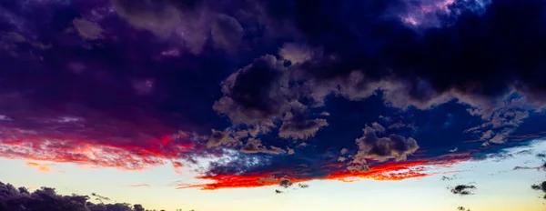 Tiefblauer Bewölkter Himmel — Stockfoto