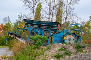 Mobil ezici, titreşimli ekranlı taş değirmeni ve besleyici.