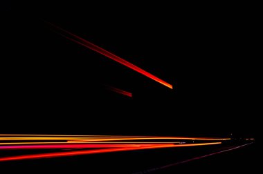 Gece arabaların ışıkları. uzun pozlama