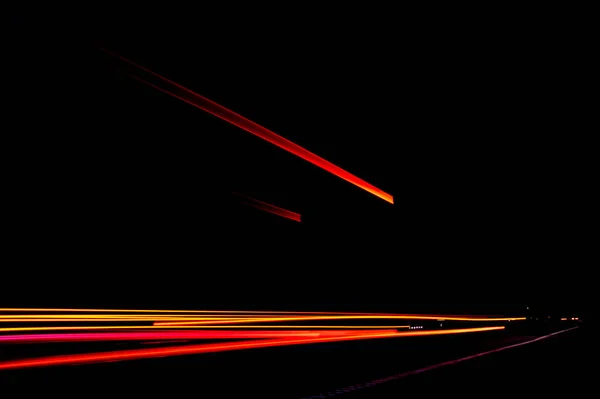 Gece arabaların ışıkları. uzun pozlama