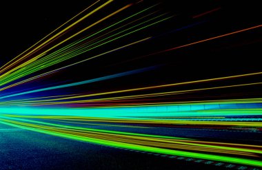 Gece arabaların ışıkları. uzun pozlama.