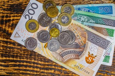 Banknotlar ve madeni paralarla fon, enflasyonla finans