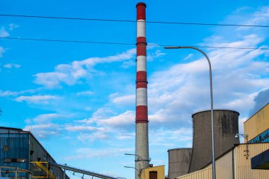 Kömürle çalışan bacalı elektrik santrali.