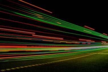 Gece arabaların ışıkları. uzun pozlama.