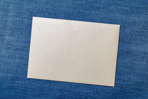 Branco Envelope Nota Branco Fixado Uma Placa Aviso Azul — Fotografia de Stock