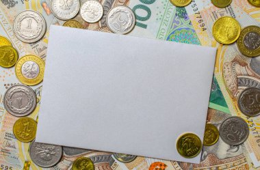 beyaz zarf, para arkaplanı üzerine boş not, finans ve enflasyon için