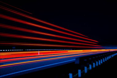 Gece arabaların ışıkları. uzun pozlama, ışık çizgileri