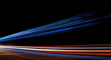 Gece arabaların ışıkları. uzun pozlama.