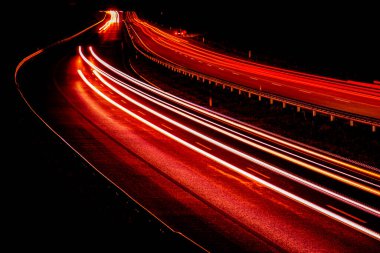 Gece lambaları. Geceleri hareket halindeki arabaların ışıkları. Uzun pozlama kırmızı, mavi, yeşil, turuncu.