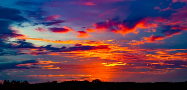 Cielo Amenazante Nublado Azul Profundo —  Fotos de Stock