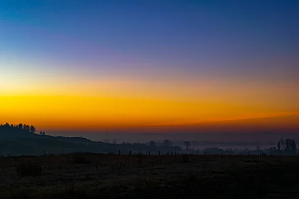 Alba Autunnale Polonia Una Valle Nebbiosa — Foto Stock