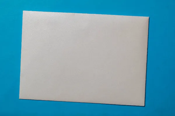 Λευκό Φάκελο Κενό Σημείωμα Καρφιτσωμένο Ένα Μπλε Πίνακα Ειδοποίηση — Φωτογραφία Αρχείου