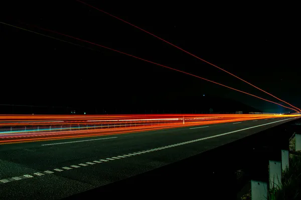 夜の車のライト 長時間露光や光線 — ストック写真