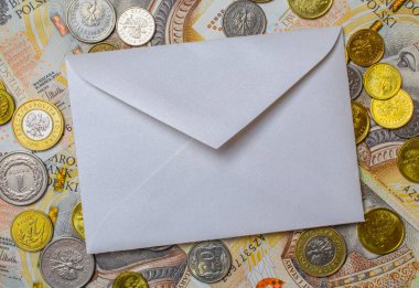 beyaz zarf, para arkaplanı üzerine boş not, finans ve enflasyon için