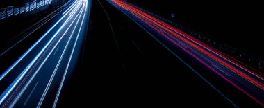 Gece lambaları. Geceleri hareket halindeki arabaların ışıkları. Uzun pozlama kırmızı, mavi, yeşil