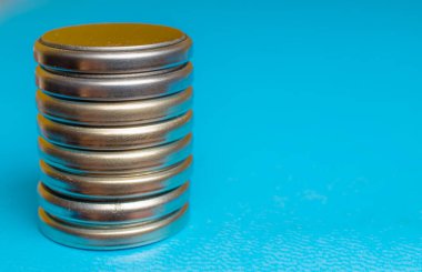 lityum pilleri mavi arka planda birikti