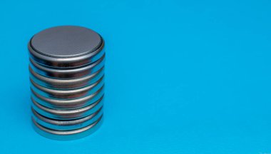 Lityum piller yığılmış. Pil geri dönüşümü. lityum kurtarma