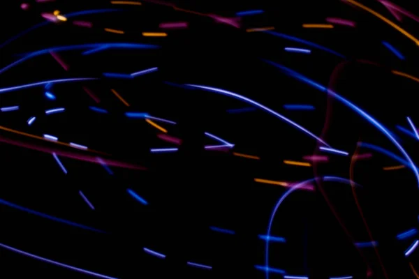 Siyah Bir Arkaplanda Çok Renkli Dalgalı Çizgiler — Stok fotoğraf