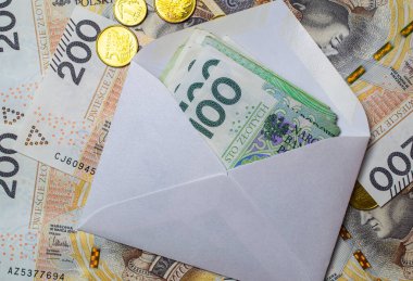 beyaz zarf, para arkaplanı üzerine boş not, finans ve enflasyon için