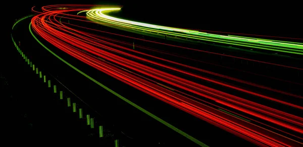 Gece Lambaları Geceleri Hareket Halindeki Arabaların Işıkları Uzun Pozlama Kırmızı — Stok fotoğraf