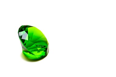 Elmas, beyaz arka planda mükemmel izole edilmiş.