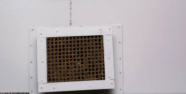 Havalandırma ızgarası tozla tıkanmış.