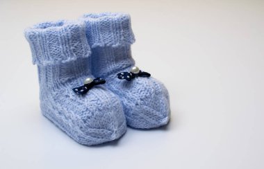 Bebekler için fiyonklu yün çoraplar.