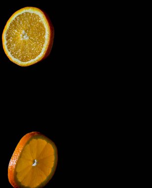 Siyah bir zemin üzerine Portakal dilim