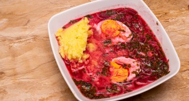 Ukrayna borşlu bir tabak.