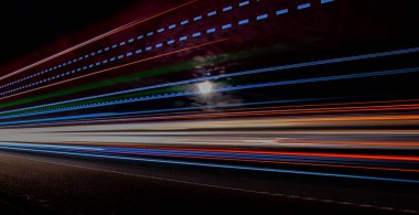 Gece arabaların ışıkları. uzun pozlama