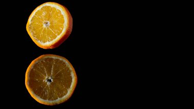 Siyah bir zemin üzerine Portakal dilim