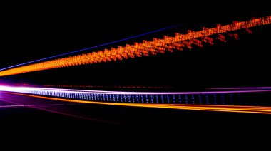 Gece arabaların ışıkları. uzun pozlama.