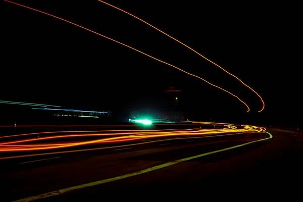 夜の道路灯 夜間の移動車のライト 長い露出赤青緑 — ストック写真