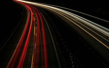 Gece lambaları. Geceleri hareket halindeki arabaların ışıkları. Uzun pozlama kırmızı, mavi, yeşil, turuncu.