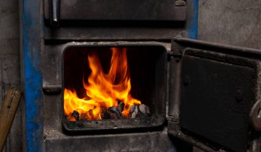 Merkezi ısıtma fırınında kömür yakmak