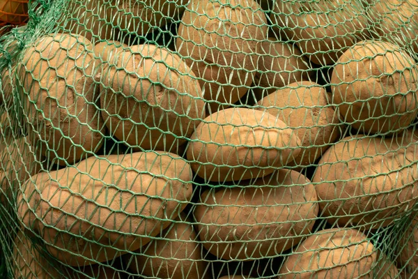 袋の中のジャガイモ冬の必需品 — ストック写真