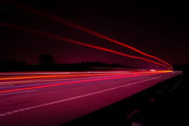 Gece lambaları. Geceleri hareket halindeki arabaların ışıkları. Uzun pozlama kırmızı, mavi, yeşil