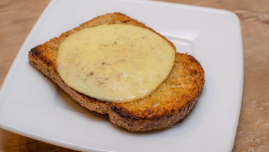 Kahvaltıda peynirli tost, kızarmış ekmek.